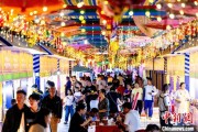 测桃花运宁夏银川：非遗焰火迎端午 市民“粽”享夏日时光