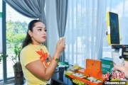 测桃花运泰国主播品三亚榴莲：“尝到了家乡味”
